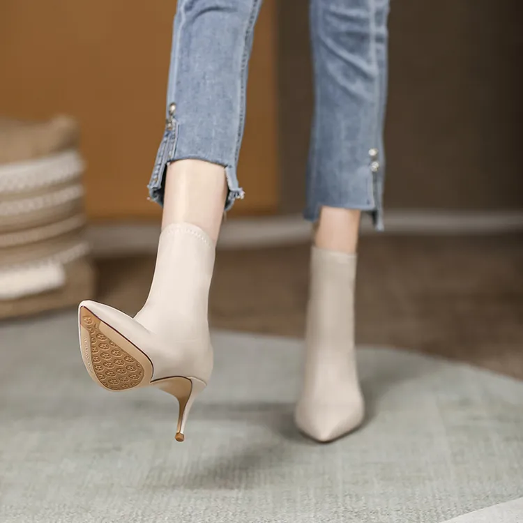 飞燕女鞋2024秋冬新款显瘦米色短靴子套筒尖头细跟法式低跟瘦瘦靴