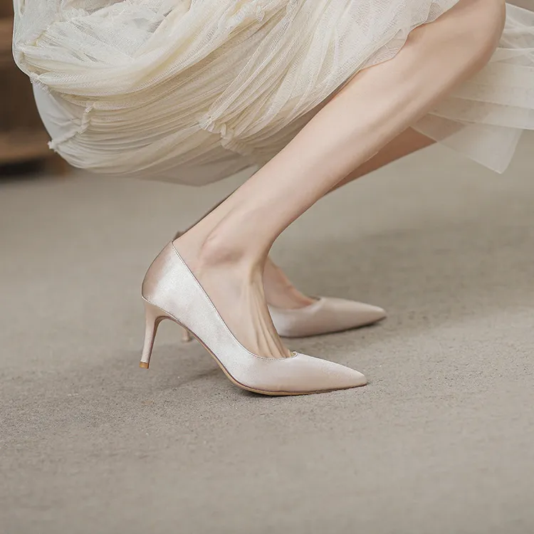 飞燕女鞋2023秋冬新款高跟鞋绸缎面婚鞋新娘尖头细跟羊皮单鞋旗袍