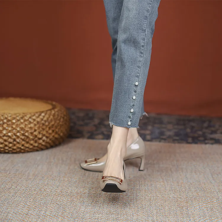 飞燕女鞋2023新款设计感方头香蕉跟细跟浅口漆皮高跟鞋方扣通勤鞋