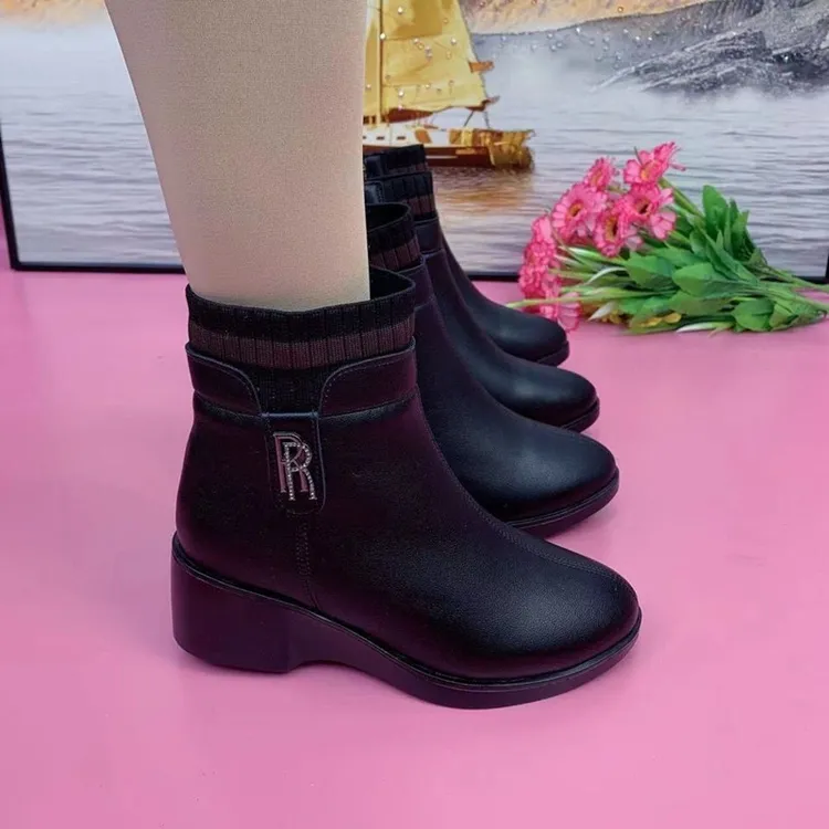 冬季新款妈妈棉鞋中年坡跟防滑女鞋中老年加绒保暖短靴老人皮鞋女