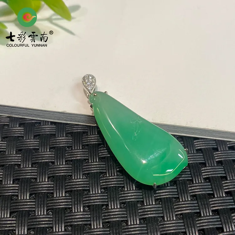 Colourful Yunnan/七彩云南18K金镶嵌绿色翡翠福瓜吊坠时尚气质