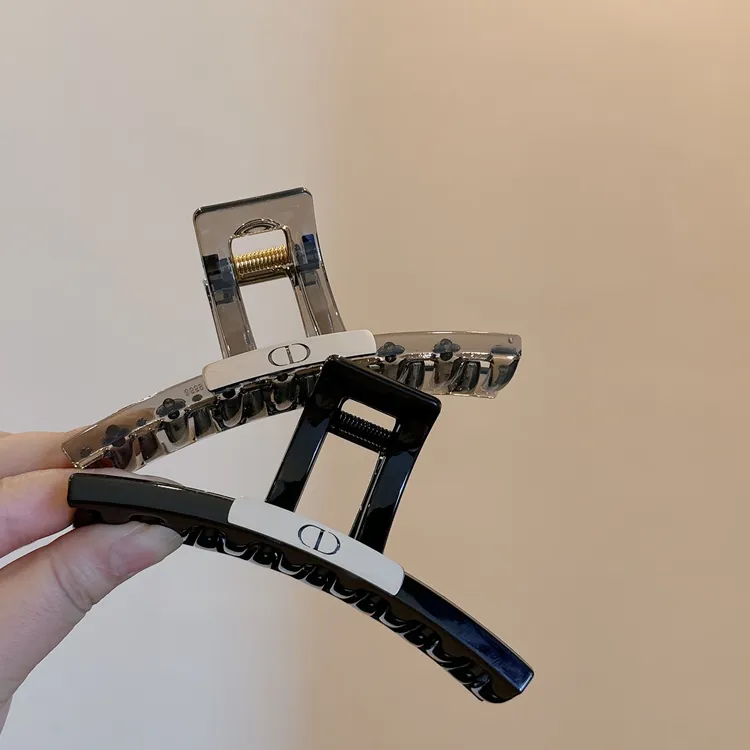 茶色质感复古清透百搭大号后脑勺抓夹洋气钛钢字母时尚发卡发抓