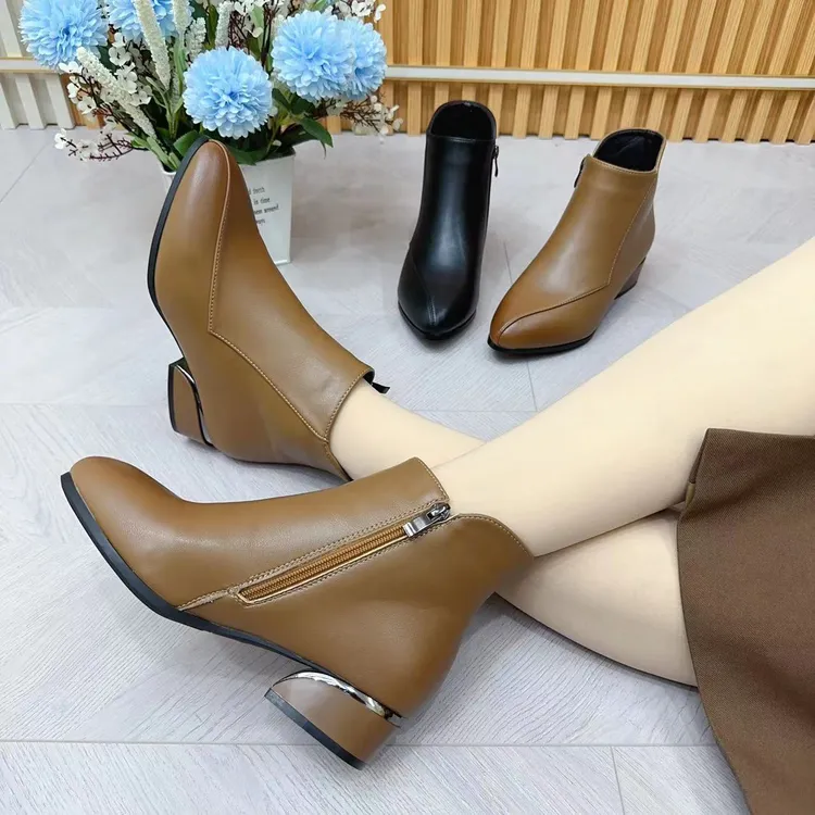 2025新款时尚短靴粗跟软皮粗跟加绒保暖秋冬气质百搭舒适靴子