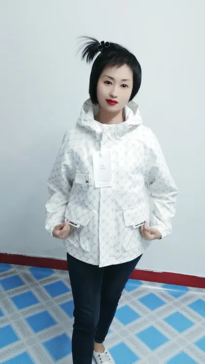 春秋宽松时尚2024新款网红高档洋气时尚休闲连帽上衣，年轻活力。