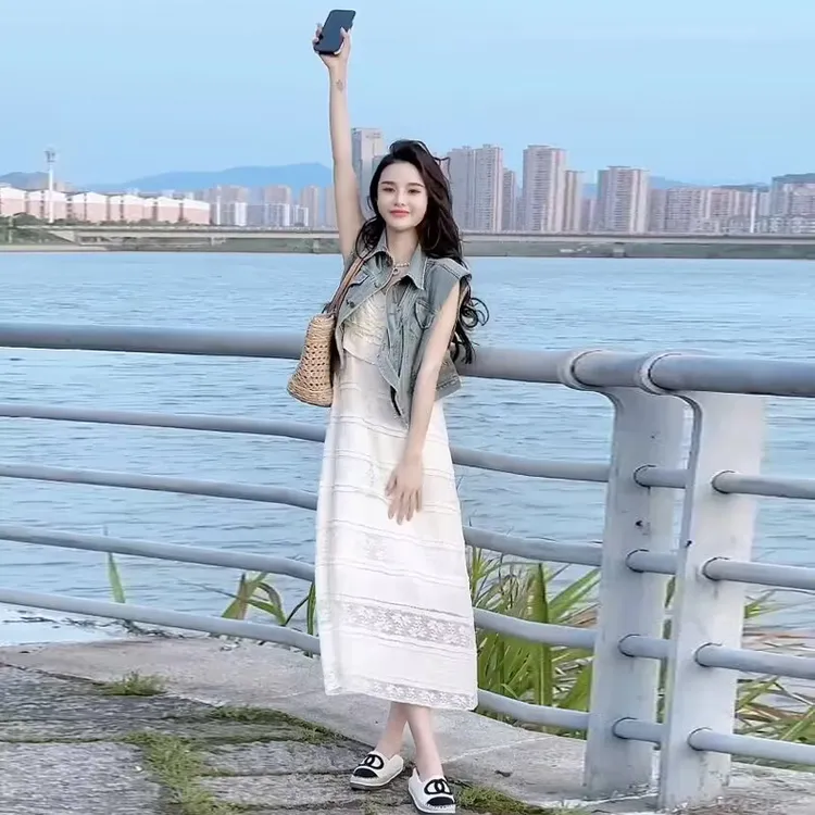 新款女装网红春夏时尚百搭牛仔马甲穿搭V领显瘦吊带蕾丝长裙夏天