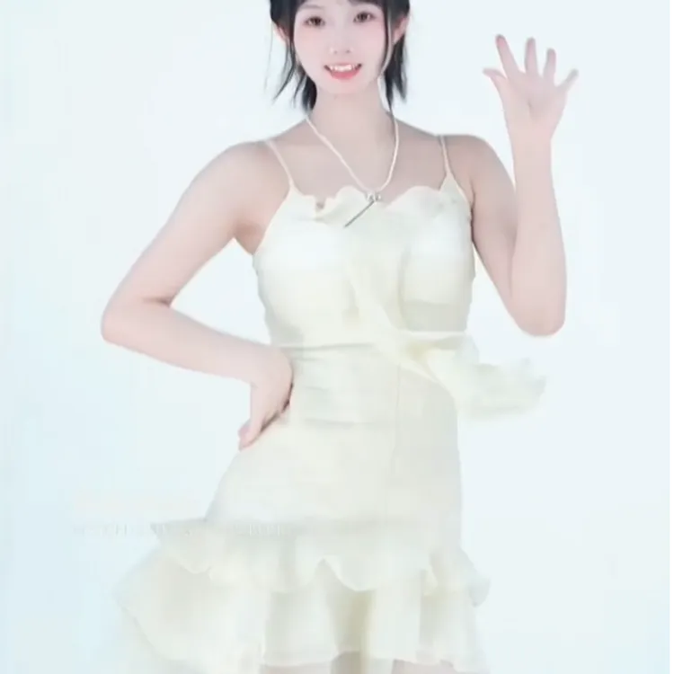 纯欲性感黑色吊带连衣裙女夏季不规则显瘦短裙小众收腰荷叶边裙子