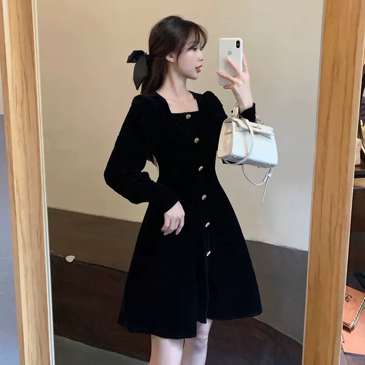 法式赫本风黑色方领丝绒连衣裙女秋冬季泡泡袖冬裙裙子收腰小黑裙