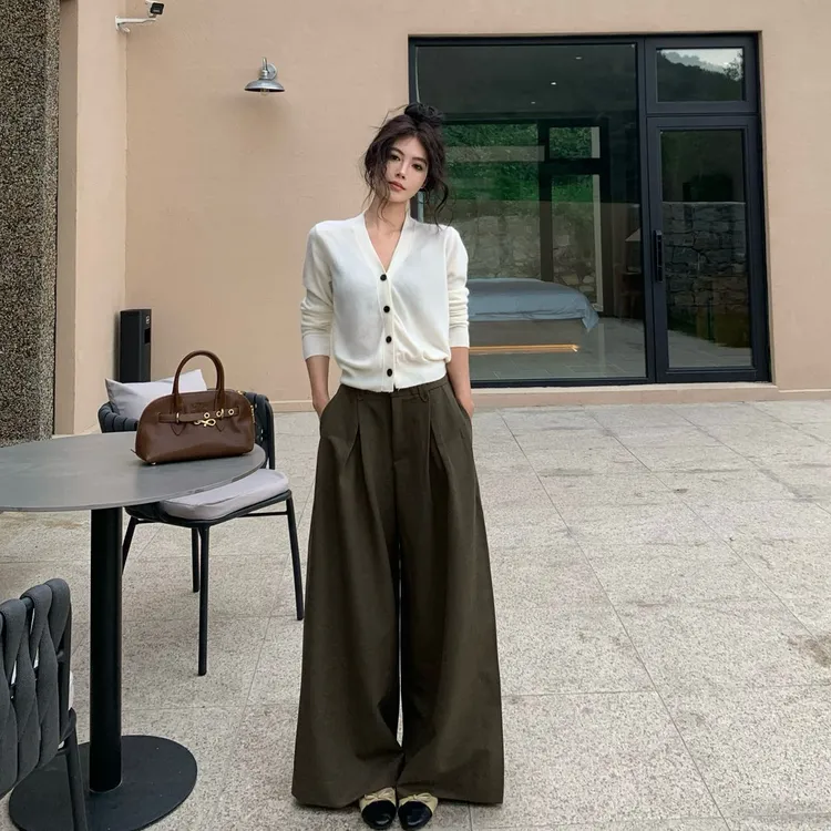 法式复古白色V领针织毛衣外套女秋季温柔风软糯宽松百搭开衫上衣