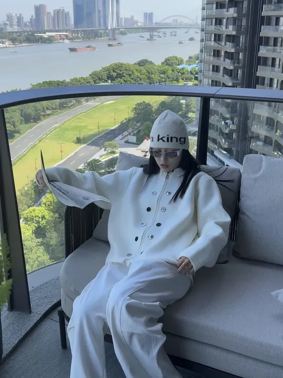 简一-小众设计感毛衣宽松针织开衫纽扣装饰纯色圆领外套男女