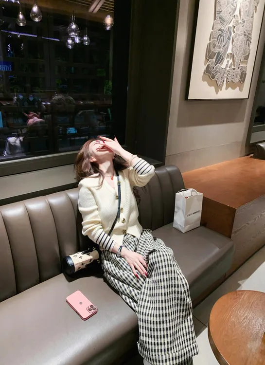 2024秋冬季新款温柔风穿搭针织开衫上衣搭配格纹阔腿裤显瘦两件套