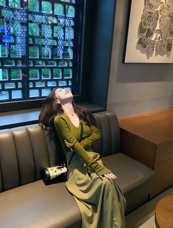 2025秋季新款一整套气质淑女高级感绿色V领针织衫上衣显瘦半身裙