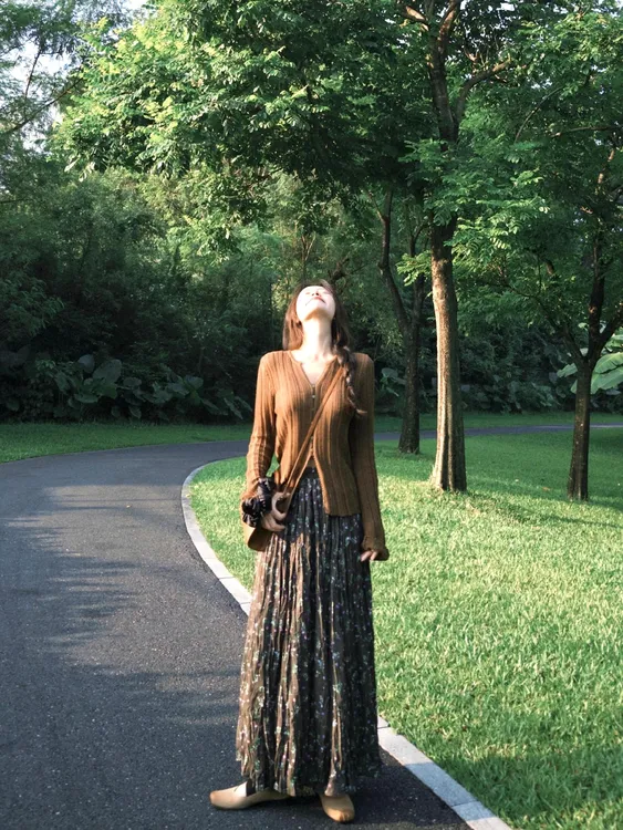 2025早秋搭配一整套韩系氛围感穿搭复古棕色针织开衫半身裙两件套