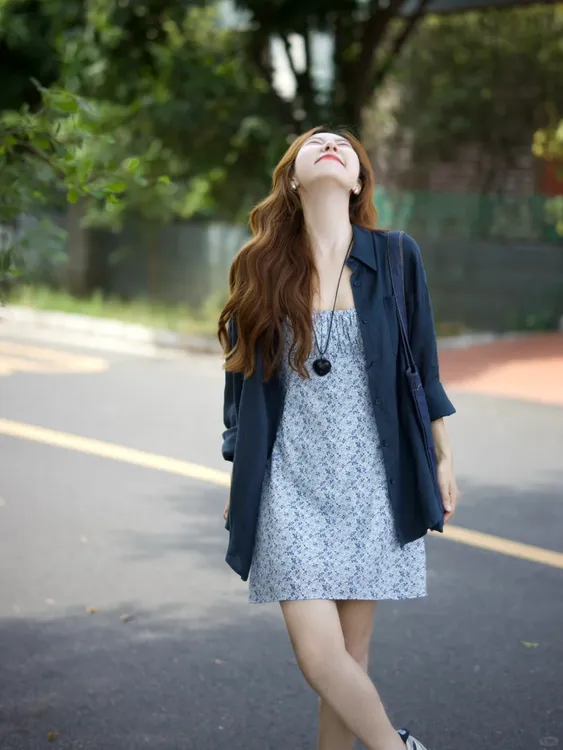 早春搭配一整套女装韩系显白复古藏青色上衣显瘦碎花连衣裙两件套