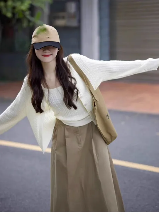 白色麻花针织开衫套装女2025年春装新款设计感小众卡其色半身裙女