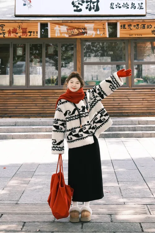 2025年秋冬季新款宽松显瘦仿羊羔毛短外套加厚棉衣复古黑色半身裙