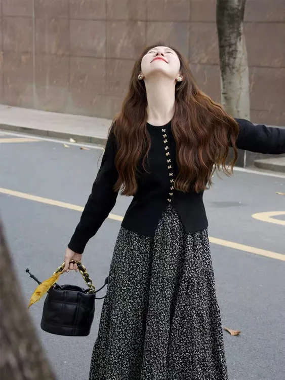早秋搭配一整套时尚法式温柔风针织开衫上衣女碎花复古显瘦半身裙