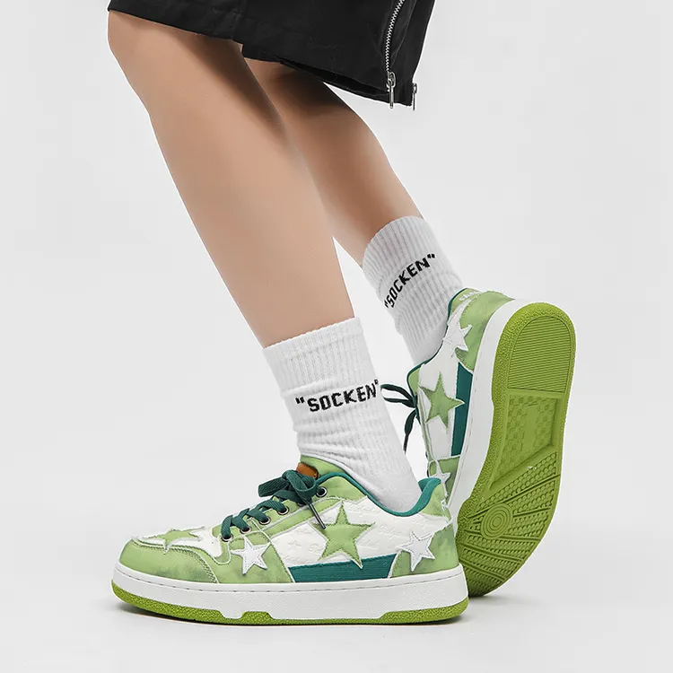 男士厚底运动鞋。