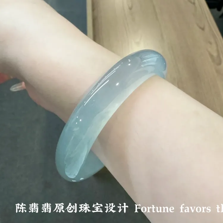 陈翡翡 蓝色水冰子手镯天青冻玉手镯天空蓝手镯石英岩玉送礼物