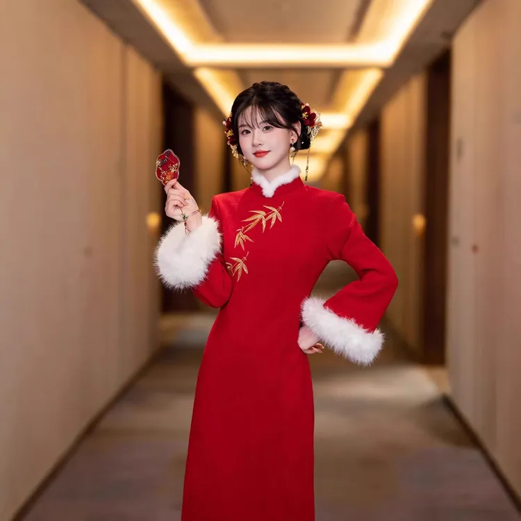 冬季加绒酒红色旗袍2024新款毛领改良旗袍新中式刺绣新娘婚宴敬酒