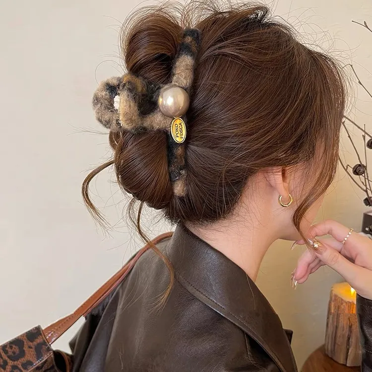 豹纹毛绒仿珍珠抓夹秋冬新款发夹后脑勺盘发鲨鱼夹高级感夹子发饰