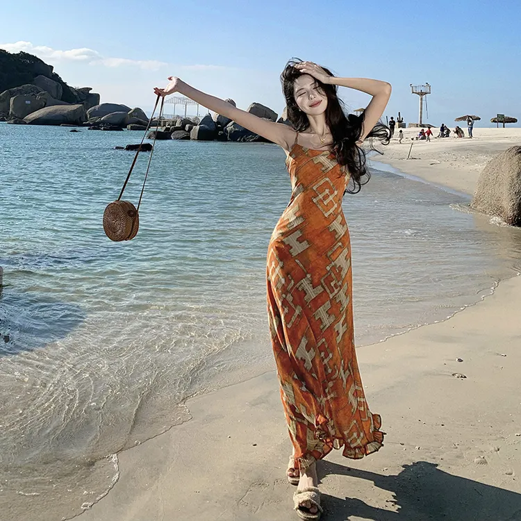 西野暮色设计感复古印花吊带长裙三亚海边度假风碎花连衣裙9612