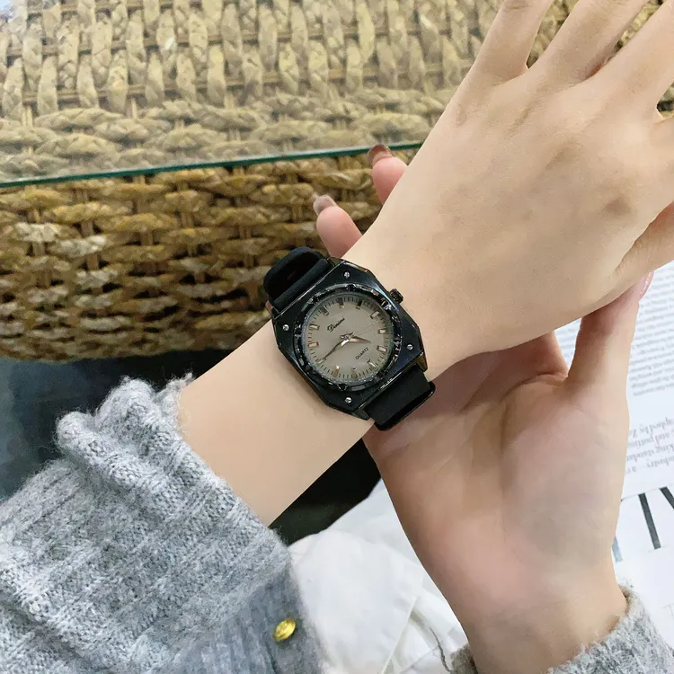 高级感方形大表盘气质百搭时尚轻奢潮流休闲时装硅胶新款防水女表