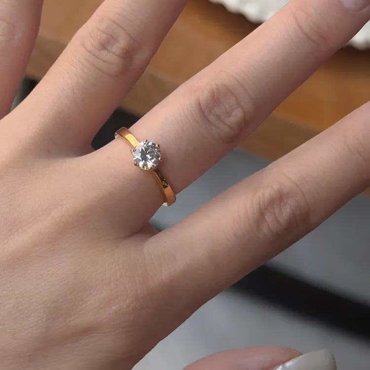 钛钢合成锆石戒指 经典六爪镶嵌一克拉高级时尚食指戒Y059
