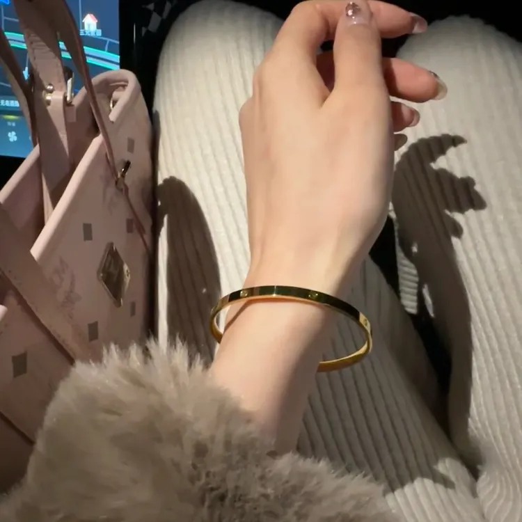 钛钢手镯 不掉色洗手洗澡不用摘经典镶钻开口卡扣手镯显白J106