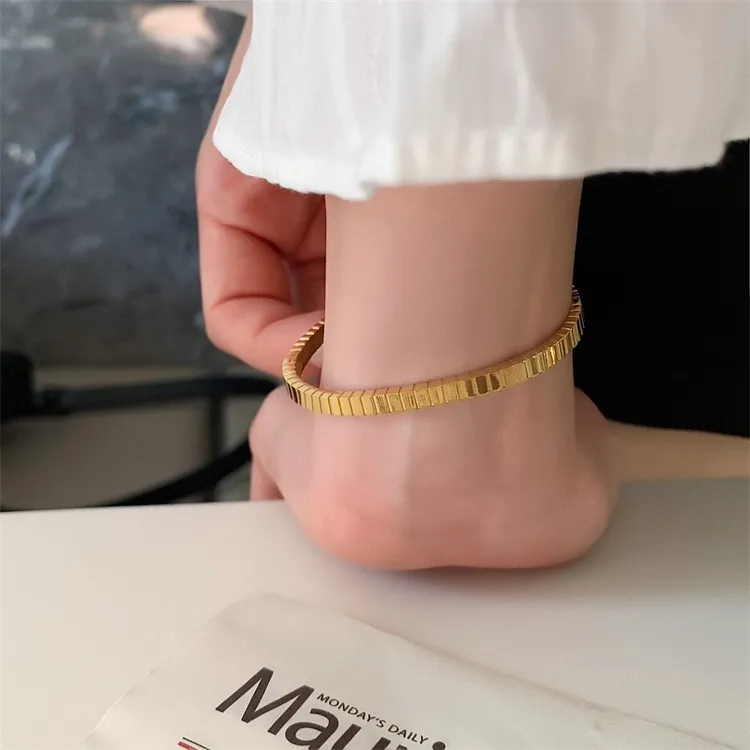 钛钢手镯 不掉色开口卡扣法式高级感光泽简约条纹手镯时髦J107