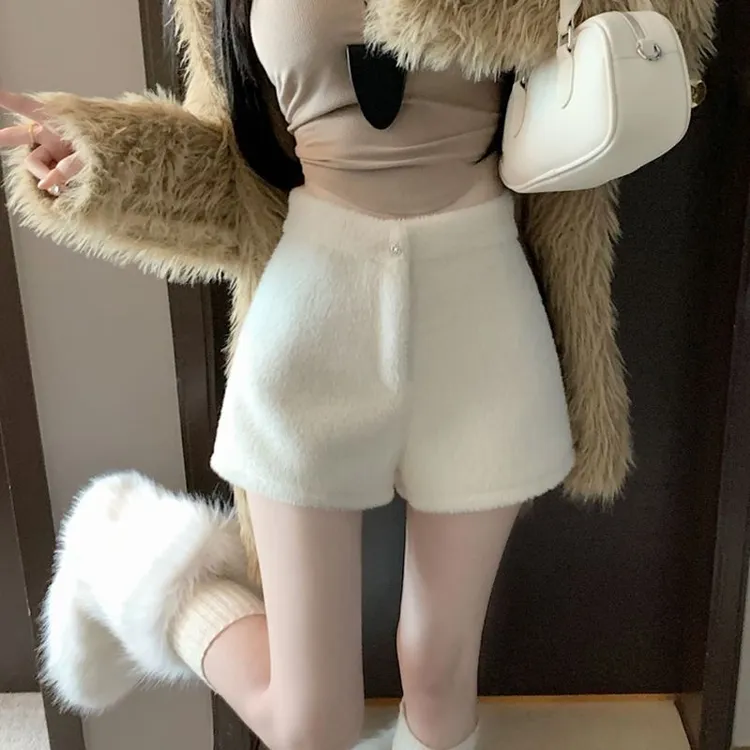白色加厚2025年休闲短裤女外穿秋冬高腰A字阔腿裤毛绒绒辣妹靴裤