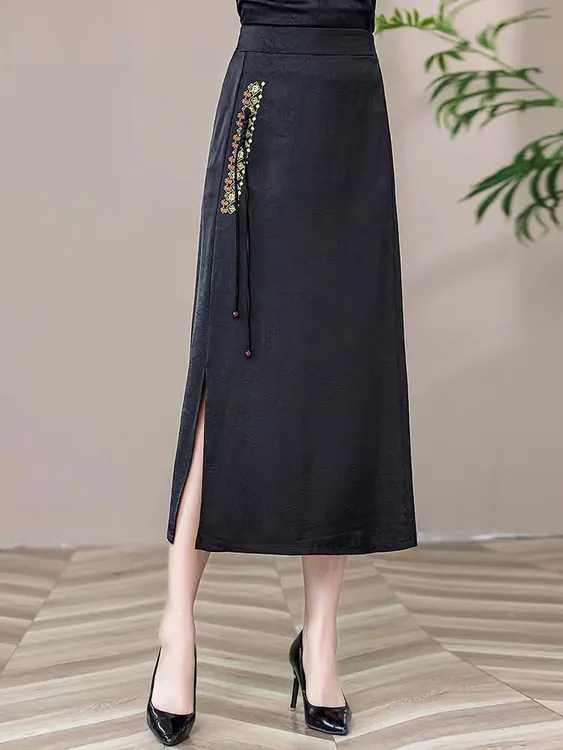 【衣雅严选】1307-176新品上市休闲气质手抓花桑丝缎盘扣刺绣半身裙