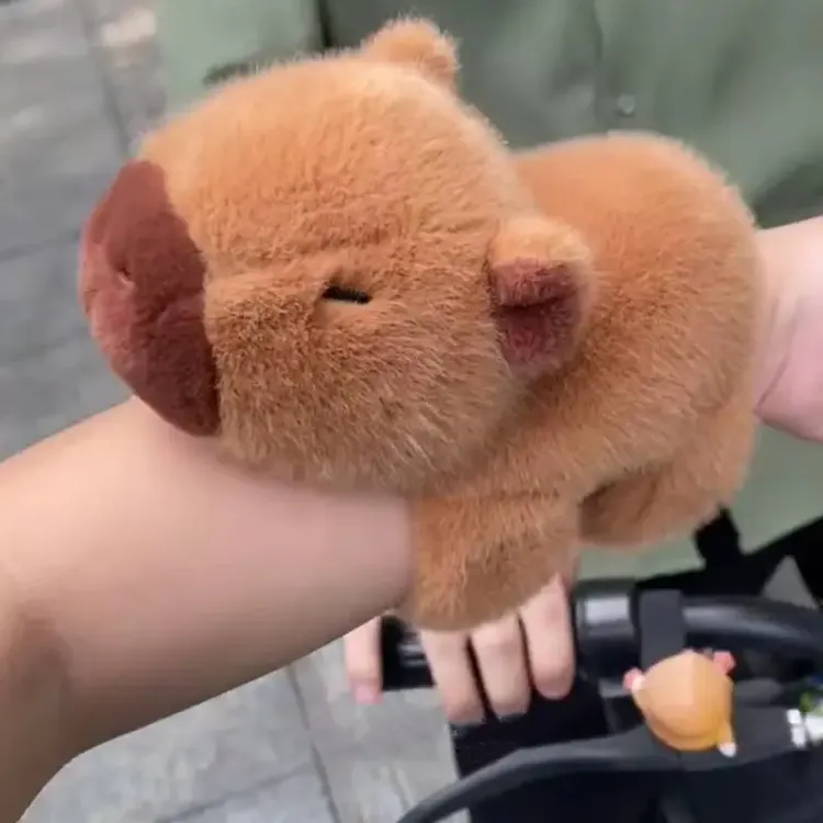 卡皮巴拉啪啪圈毛绒玩具水豚玩偶手腕可爱卡皮吧啦公仔生日礼物女