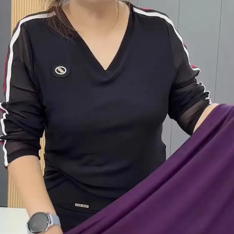 2411时尚洋气减龄V领侧帕条小衫