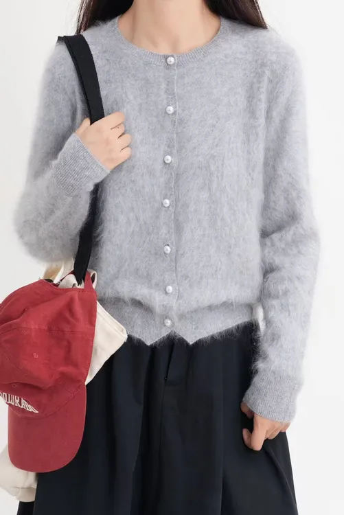 928纯山羊绒拉绒高端系列时尚气质保暖圆领羊绒开衫。