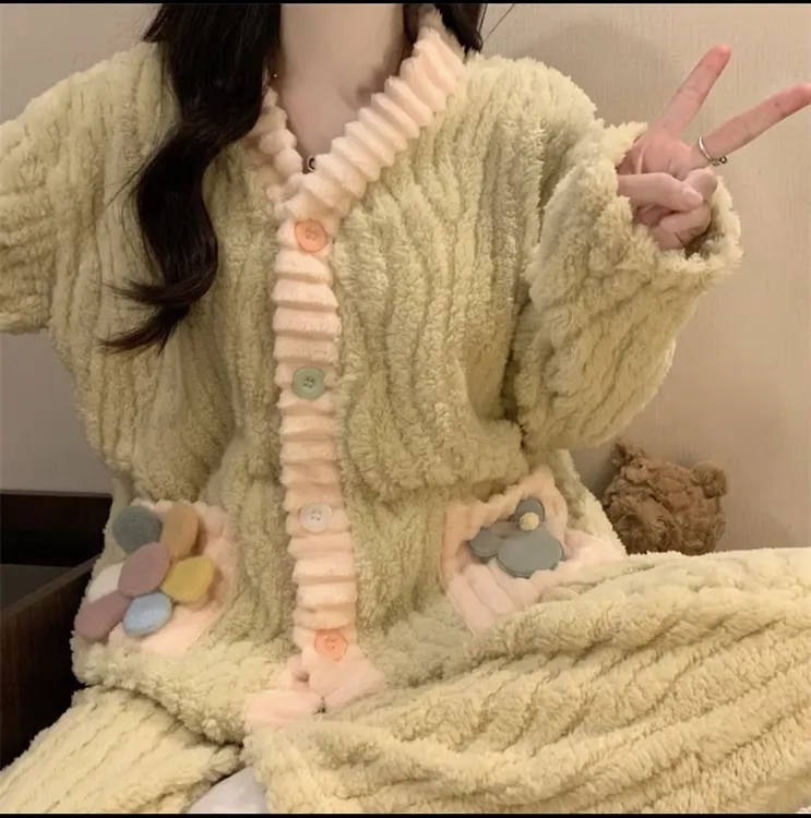 新款女士珊瑚绒家居睡衣保暖宽松