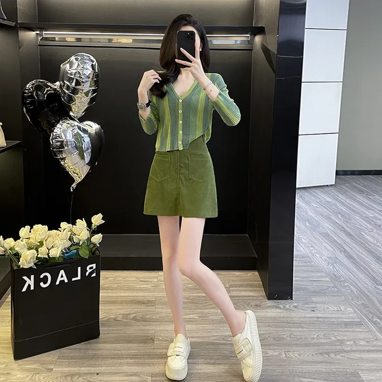 减龄绿色针织开衫时尚套装女早秋小香风显瘦洋气质高腰炸街半身裙
