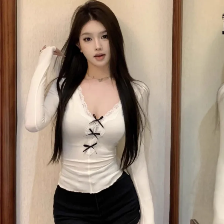 显瘦纯欲性感蕾丝花边2024拼接V领T恤女装早春内搭修身打底衫上衣