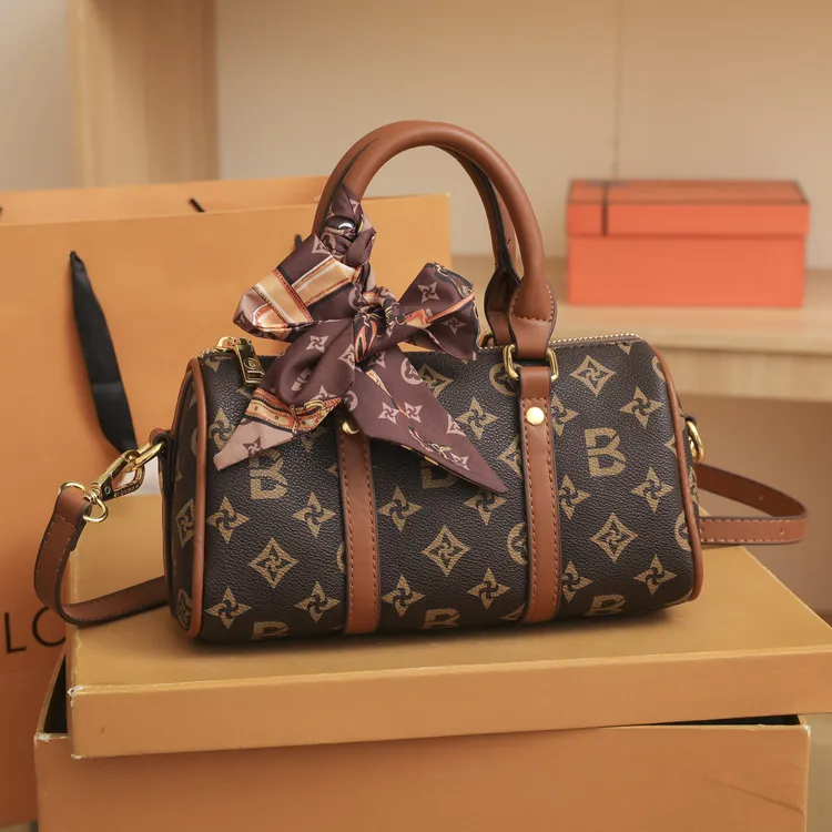 新款轻奢百搭枕头包手提单肩波士顿印花桶包时尚高端斜挎女士包包