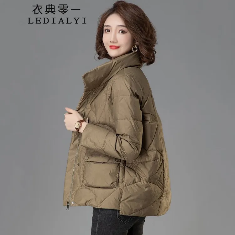 轻薄羽绒服女款气质洋气短款冬季中老年小个子白鸭绒加厚冬天外套
