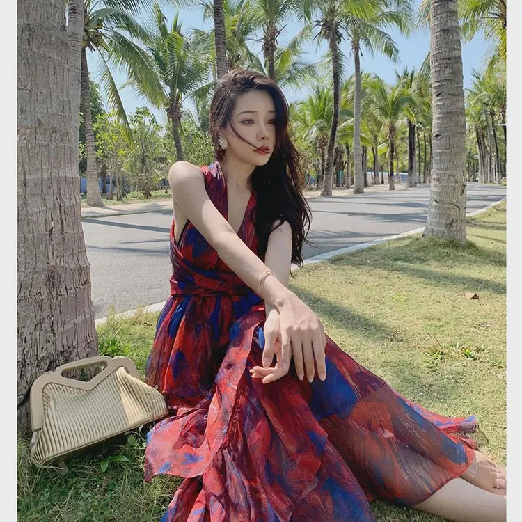 茶歇法式波西米亚碎花挂脖连衣裙女夏季气质绝美海边度假沙滩长裙