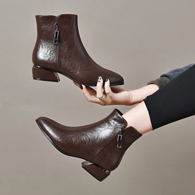 2025年新款秋冬季真皮短靴女粗跟底跟加绒女鞋尖头中跟棕色马丁靴