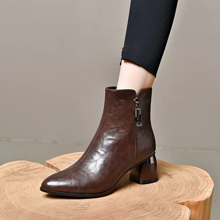 2025年新款秋冬季真皮短靴女粗跟中跟加绒女鞋尖头高跟棕色马丁靴