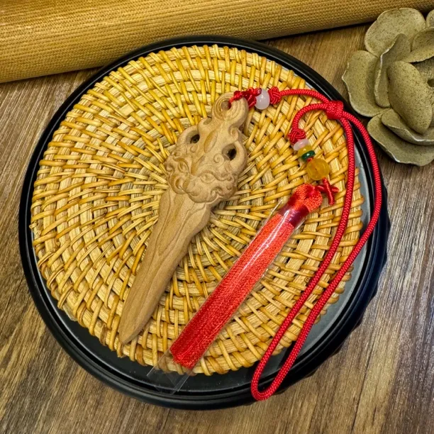 正宗高端桃木剑挂件随身挂坠睚眦宝剑实木无漆儿童婴儿一体雕客厅