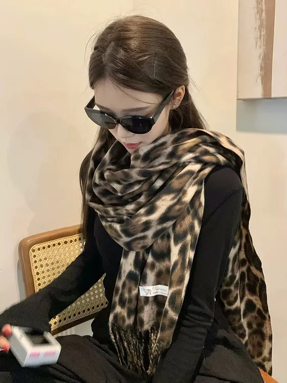 豹纹围巾女秋冬加厚仿羊绒印花流苏披肩2026网红围巾保暖豹纹丝巾