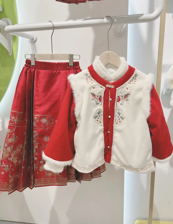 2024年冬款加绒马面裙唐装过年套装