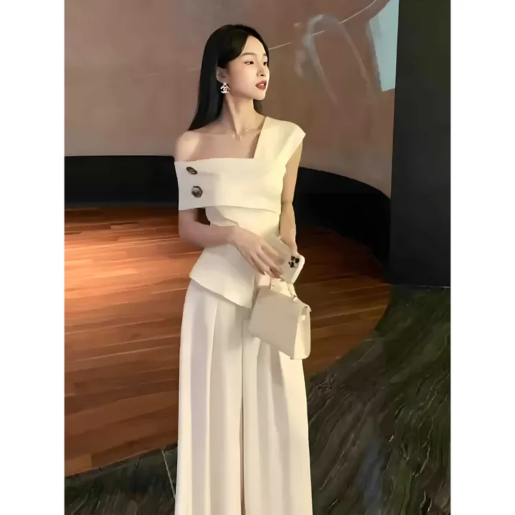 今年流行爆款套装2025新款女夏季小众设计米白色露肩御姐炸街上衣