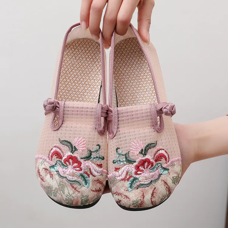 民族风绣花一脚蹬夏季网面透气女鞋软底中老年妈妈平底老北京布鞋