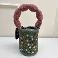 34788  老佛爷出品，羊羔绒刺绣花卉手提水桶包，尺寸：15x20cm