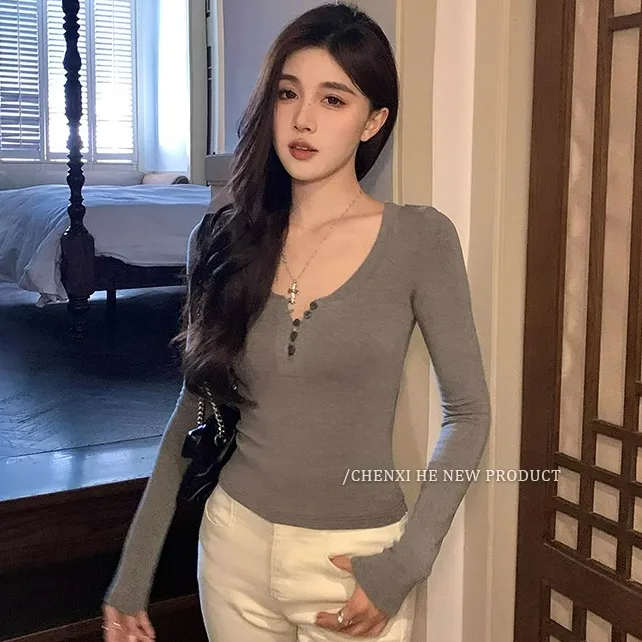 复古V领长袖T恤女秋冬季扣子设计感辣妹短款修身打底衫性感上衣 