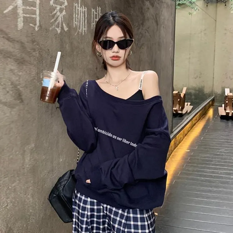 2025秋季新款松弛感慵懒风长袖上衣复古深蓝色一字领斜肩卫衣女生